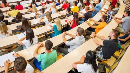 Marea Britanie, îngrijorată de reaîntoarcearea studenților în campusuri