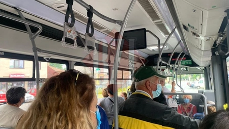Măsurile de distanţare impuse de autorităţile locale sunt neglijate complet de ieşeni! Mijloacele de transport în comun din Iaşi sunt ticsite de călători - FOTO