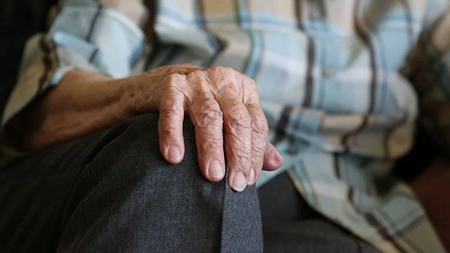 A ajuns iadul pe pământ! Un bătrân din Iași a fost sechestrat și bătut de fiul său după ce a fugit de acasă. S-a refugiat la un vecin să-și trăiască liniștit bătrânețea