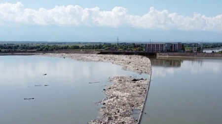 Bombă ecologică în judeţul Braşov. Mirosul tonelor de gunoaie, greu de suportat de localnici