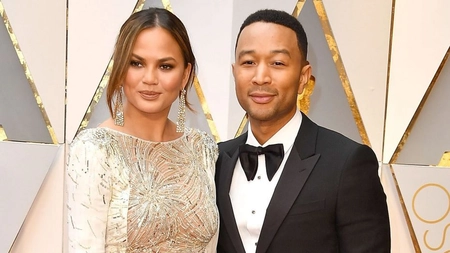 Chrissy Teigen este însărcinată pentru a treia oară. John Legend este în extaz