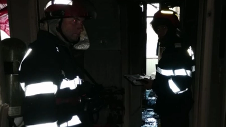 Zeci de persoane au fost evacuate după un incendiu puternic într-un bloc din Botoșani