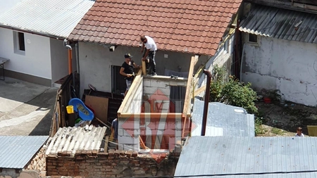Imagini revoltătoare! În centrul istoric din Iași se construiește ca în Vestul Sălbatic. Țiganii ridică clădiri fără autorizație de construire pe terenul statului
