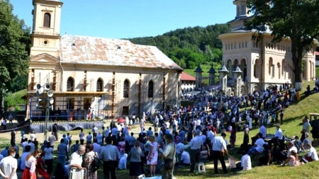 Pelerinaj la icoana făcătoare de minuni a Maicii Domnului de la Mănăstirea Nicula