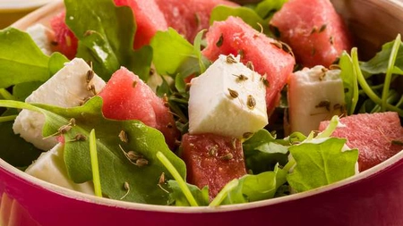 Salată de vară, cu pepene și brânză feta