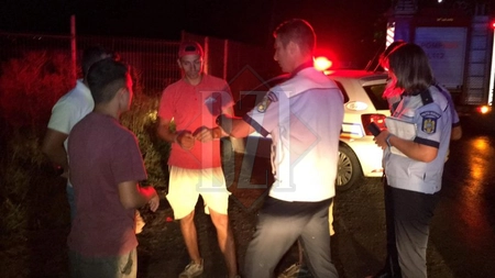 Accident rutier grav la Iaşi! Un şofer cu o alcoolemie uriaşă şi fără permis a intrat cu maşină într-o râpă! Sunt trei persoane rănite (EXCLUSIV) - FOTO