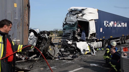 Accident rutier grav în Germania. Patru români au murit striviţi de două TIR-uri conduse de români