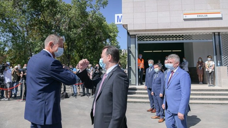 OMS explică de ce salutul prin atingerea cotului este foarte periculos!