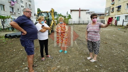 Primăria Iași montează echipamente de lux în ghetoul din Cantemir! Vecinii au făcut scandal până au fost scoase gardurile de pe terenul viran - FOTO