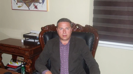 Primarul, care și-a dezbrăcat fiica și a umilit-o, nu a scăpat de condamnare