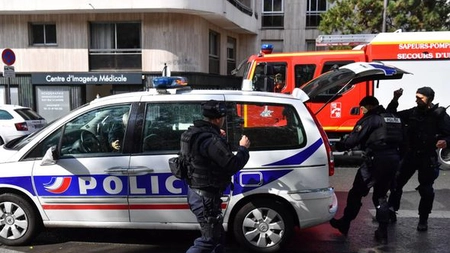 Atac cu maceta la Paris. Doi suspecţi au fost reţinuţi