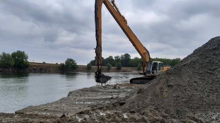 Compania Redoxim care exploatează agregatele naturale din râul Siret a primit o sancțiune usturătoare pentru că nu deținea autorizație