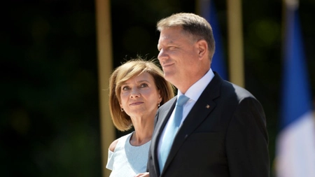 Cum a apărut Carmen Iohannis în prima zi de şcoală. Soţia preşedintelui a atras toate privirile cu ţinuta pe care a les-o