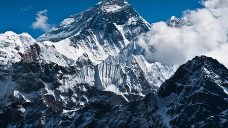 Un alpinist a fost coborât de pe Everest după ce a fost testat pozitiv cu COVID-19