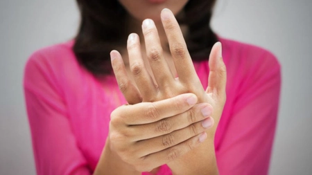 De ce ne amorțesc mâinile și cum să scapi de acesta problemă?