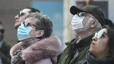 Covid-19: Masca reduce severitatea bolii, arată un nou studiu