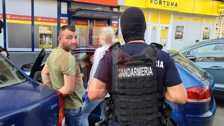 Flagrant în plină stradă la Iaşi! Mascaţii l-au pus la pământ pe un individ suspectat de trafic de droguri! (EXCLUSIV) - FOTO/ VIDEO, UPDATE