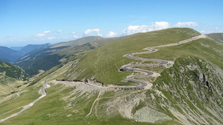 Când va fi gata Transalpina din Apuseni. Drumul este plin de locuri superbe