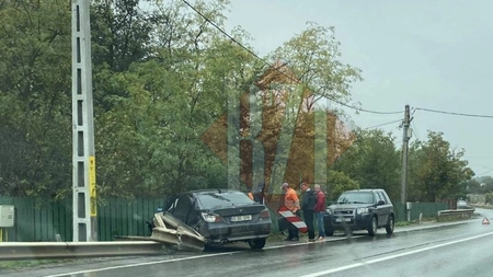 Accident rutier cu o victimă într-o localitate din Iaşi. Un BMW a intrat într-un parapete EXCLUSIV