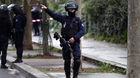 Alertă teroristă în Franța! Un bărbat a fost decapitat în mijlocul străzii, în apropiere de Paris