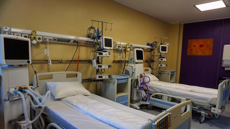 Zeci de pacienți infectați cu Covid-19 se luptă pentru viața lor, intubați, pe un pat de spital! Familiile lor sunt sfâșiate de durere, iar ieri au mai murit 2! Coronavirus a îngropat în 7 luni, 165 de ieșeni!