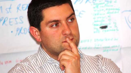 Cel mai slab ministru din județul Iași, deputatul Bogdan Cojocaru, a făcut intrare în instituțiile statului grupului de firme unde lucrează. Contracte scandaloase pe bani publici