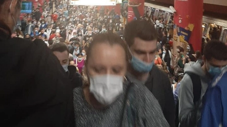 Dubla măsură a Guvernului! În timp ce hramul Cuv. Parascheva a fost interzis, la Metroul din Bucureşti lumea se îmbulzeşte