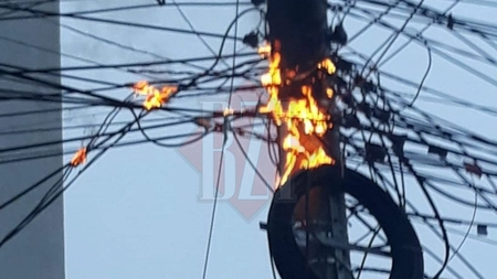 Incendiu în Podu Roș. Cablurile de pe un stâlp au luat foc - FOTO EXCLUSIV