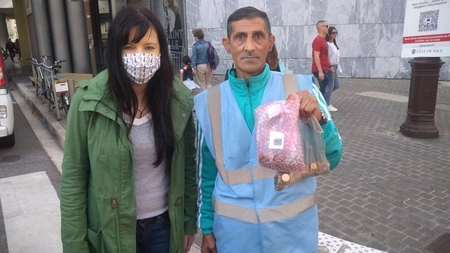 Un cerşetor roman din Franţa şi-a donat banii victimelor inundaţiilor! Primarul i-a oferit loc de muncă