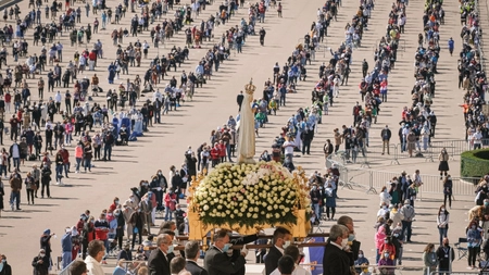 Pelerinajul de la Fatima, Portugalia, s-a desfăşurat în condiţii stricte de siguranţă sanitară. Credincioșii au purtat mască și au păstrat distanța
