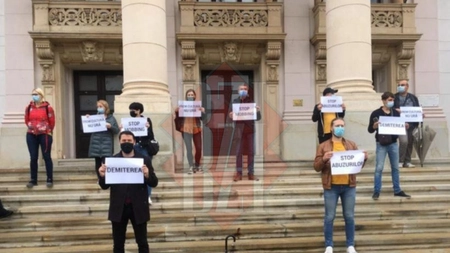 Artiştii nemulţumiţi ai ONRI se află din nou pe treptele Teatrului Naţional din Iaşi - VIDEO