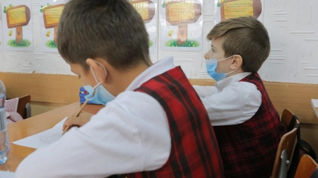 Un elev și trei cadre didactice, confirmați pozitiv cu noul coronavirus. Patru unități de învățământ din Iași cer suspendarea cursurilor