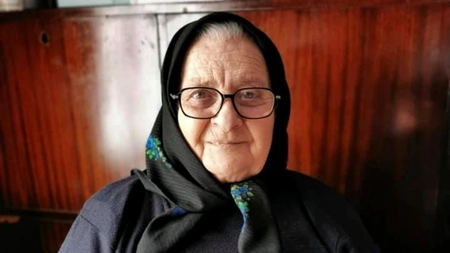 O bătrână de 81 de ani a croșetat ciorapi de lână pentru pompierii din Sângeorz Băi