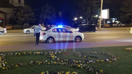 Spargere ca-n filme, dată în buricul târgului! Doi adolescenți au luat cardurile și au dispărut! După ce au făcut cumpărături, s-au întors și au pus dispozitivele la loc!