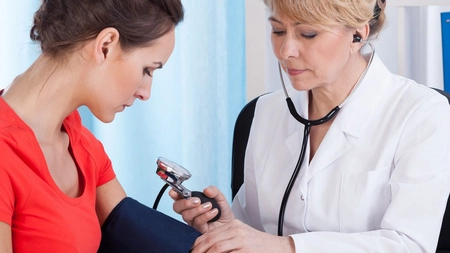 Izolarea socială crește riscul de hipertensiune la femei