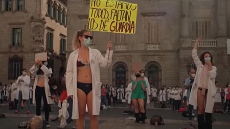 Proteste ale medicilor rezidenți din Spania: S-au dezbrăcat în stradă ca să arate că sunt la limita răbdării! - VIDEO