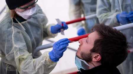 INSP a actualizat definițiile de caz pentru coronavirus. Care sunt categoriile de persoane, testate cu prioritate