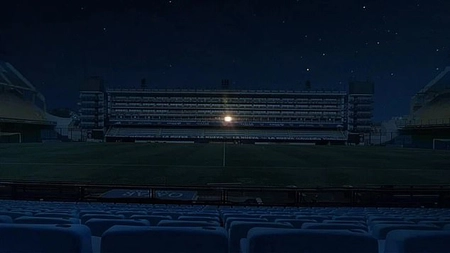 Respectul suprem! Stadionul Boca Juniors şi-a stins toate luminile mai puţin una. Imagini incredibile cu omagiul adus lui Maradona