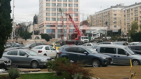 Se montează bradul de Crăciun la Iași. Va fi aşezat în Piaţa Unirii - FOTO