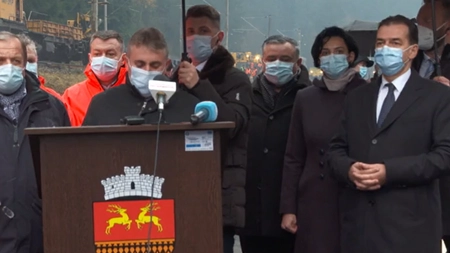 Ploaia, inamicul principal al premierului și a lui Lucian Bode. Agenții SPP i-au protejat de picurii 