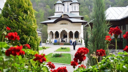 Focar de COVID-19 la mânăstirea Lainici! Lăcaşul de cult a fost închis