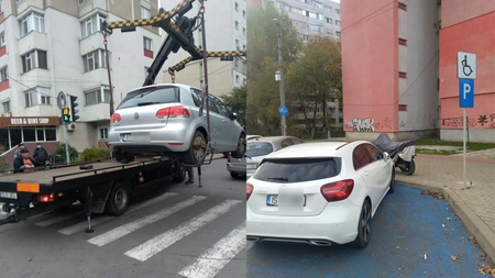 Tot mai mulți ieșeni îi reclamă pe șoferii care parchează neregulamentar și blochează căile de acces dintre blocuri. Număr de telefon special pus la dispoziția cetățenilor
