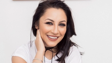 Andra s-a afișat cu decolteul la vedere. Artista este mai îndrăzneață ca niciodată