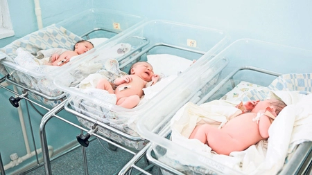 Mamele minore iau decizii disperate. De frică să nu fie alungate de acasă, își părăsesc copilul abia născut la spitalele din Iași