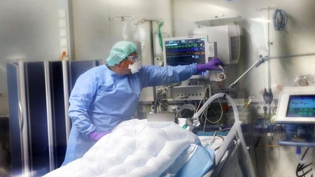 O fetiţă în vârstă de o lună ar putea fi cel mai tânăr pacient cu infectat cu COVID-19. Prof. dr. Diana Cimpoeșu: Exista suspiciunea infectării