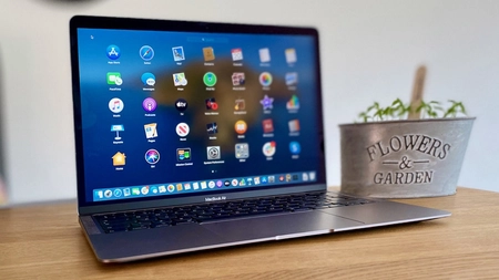 Noile laptopuri MacBook vor fi lansate curând. Anunţul Apple