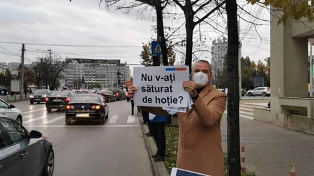 Protest neautorizat la Primăria Iași. Deputatul Cosette Chichirău a agresat un ieșean pe pietonal. Imagini explicite cu scandalagii de la USR-PLUS