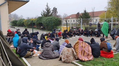 Zeci de pakistanezi obligaţi de statul român să doarmă sub cerul liber la Timișoara