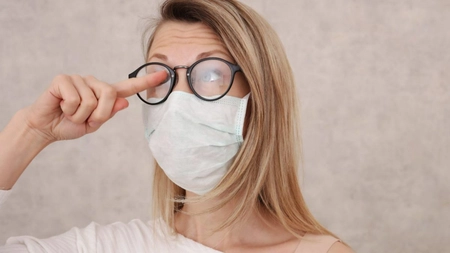 Ți se aburesc ochelarii atunci când porți masca? Iată ce sfat oferă un medic chirurg