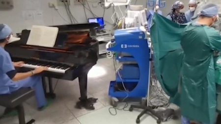 Medicii din Italia au operat de cancer un copil de 10 ani, în timpul unui concert de pian - VIDEO